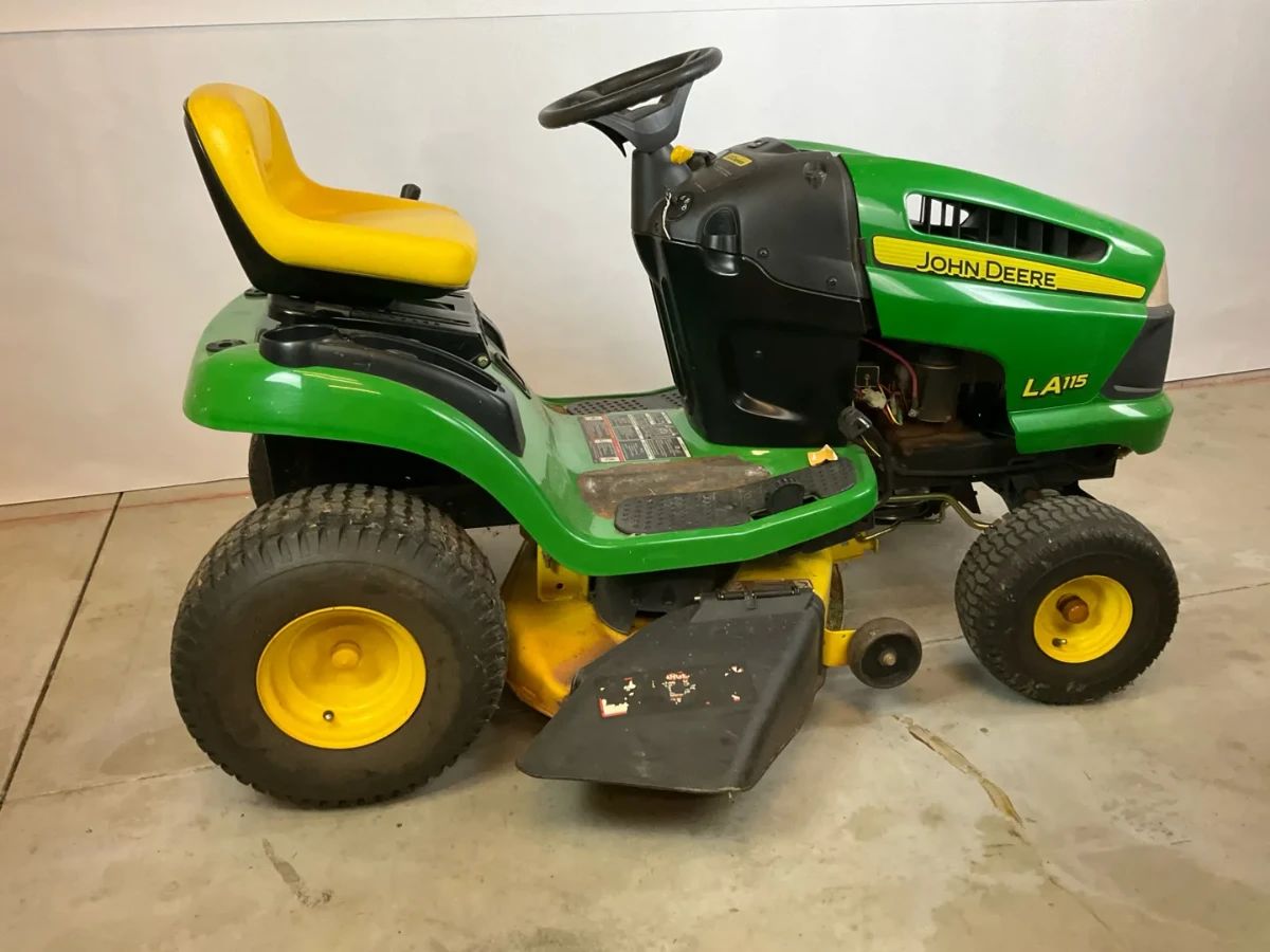 John Deere LA115 Riding Lawn Mower