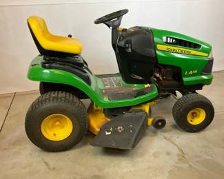 John Deere LA115 Riding Lawn Mower