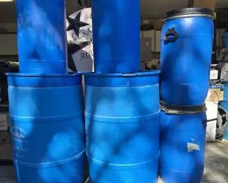 CT143Food and water storage containers