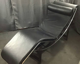 Lot 163: LC4 Leather & Chrome Chaise Lounger