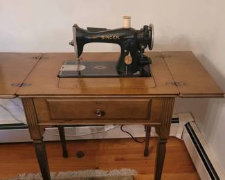 Vintage 1935 Singer Sewing Machine, Model 15  Read Description