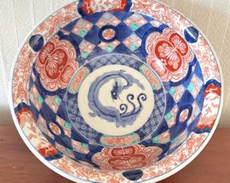 Japanese Imari Porcelain Dragon Bowl with Four-Character Maker’s Mark