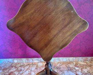 Kittinger Buffalo Queen Anne Style Mahogany Tilt-Top Piecrust Pedestal Table