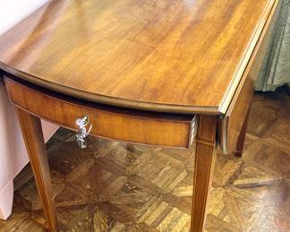 Kittinger Colonial Williamsburg Mahogany Drop-Leaf Pembroke Table with Drawer
