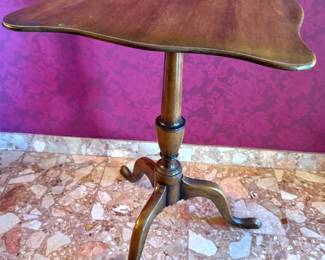 Kittinger Buffalo Queen Anne Style Mahogany Tilt-Top Piecrust Pedestal Table