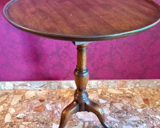Kittinger Buffalo Mahogany Oval Pedestal Occasional Side Table