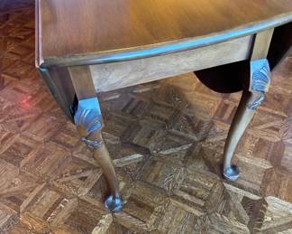 Kittinger Buffalo Colonial Williamsburg Mahogany Drop-Leaf Dining Table, Pattern CW-77B, with Brass-Mounted Cabriole Legs & Pad Feet