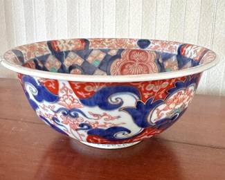 Japanese Imari Porcelain Dragon Bowl with Four-Character Maker’s Mark