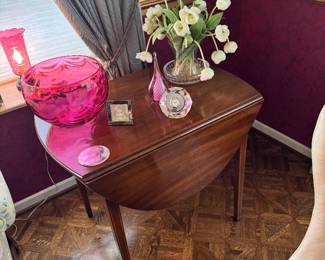 Mahogany Drop-Leaf Pembroke Dining Table with Tapered Legs