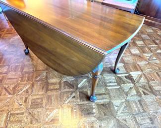 Kittinger Buffalo Colonial Williamsburg Mahogany Drop-Leaf Dining Table, Pattern CW-77B, with Brass-Mounted Cabriole Legs & Pad Feet