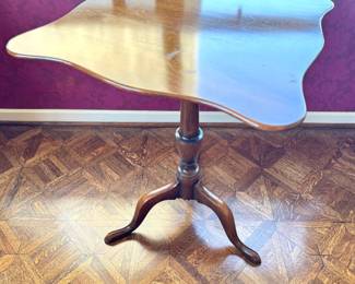 Kittinger Buffalo Queen Anne Style Mahogany Tilt-Top Piecrust Pedestal Table