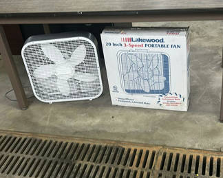 Lot 206: Lakewood 20 Inch 3-Speed Portable Fan and Table
