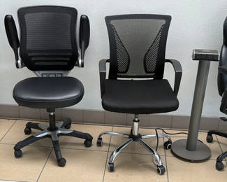 Lot 81: Office Chairs and Charging Station