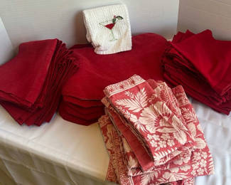 Lot 9: Assorted Cloth Napkins, Table Linens, and Towels