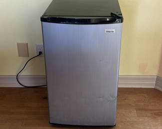 Lot 121: Magic Chef Compact Refrigerator