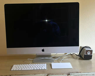 Lot 113: Apple iMac Desktop Computer with Apple Keyboard and Trackpad