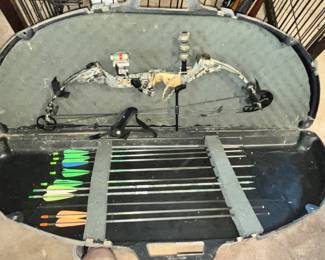 COBRA COMPOUND BOW IN CASE w/ ARROWS