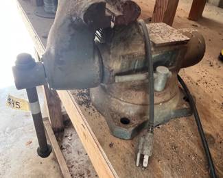 LARGE BENCH VISE