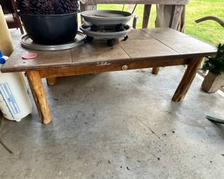 CEDAR-LEGGED TABLE