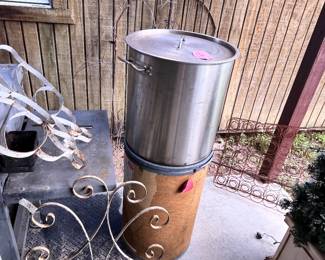 LARGE STOCK POT