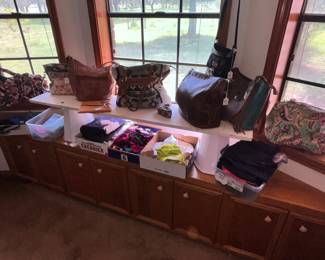 LOTS OF WOMEN'S PURSES
