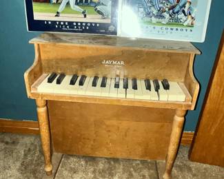 TOY PIANO