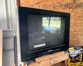 VINTAGE SYLVANIA CRT GAMER TV