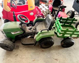 KIDS RIDE-ON TRACTOR & TRAILER