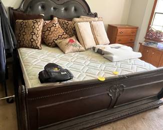 WONDERFUL KING SIZE PADDED SLEIGH BED!