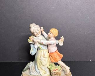 Lefton Porcelain 'Grandma Reading to grandchildren' Figurine