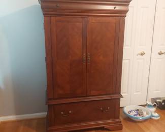 Ashley Furniture Collenburg B6900-400 Armoire