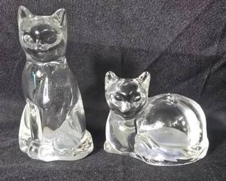 Vtg Cat Salt N Pepper Shakers Believed to be glass 1 sitting cat 3.25" 1 resting cat 2" No damage Believed to be either Lenox or Gorham brand research was inconclusive Needs cleaning