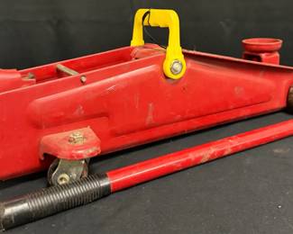2.5-Ton Hydraulic Floor Jack With Handle Heavy-duty hydraulic floor jack with a 2.5-ton lifting capacity. Tested and working, with rolling wheels and removable handle for garage or automotive use.  2.5-ton / 5,000 lb. capacity Tested and working Handle included Shows typical surface wear, scratches and some rust from use Item No. 66725   Market Insight & Estimated Market Value: A practical garage essential with plenty of lifting capacity for routine vehicle maintenance and repairs.    Estimated Market Value: $35–$55