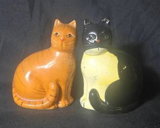Linda Spivey Tabby And Tuxedo Shakers 2pc Porcelain One orange (tabby) cat One black and white (tuxedo) cat Linda spivey brand Tuxedo has some discoloration/yellowing