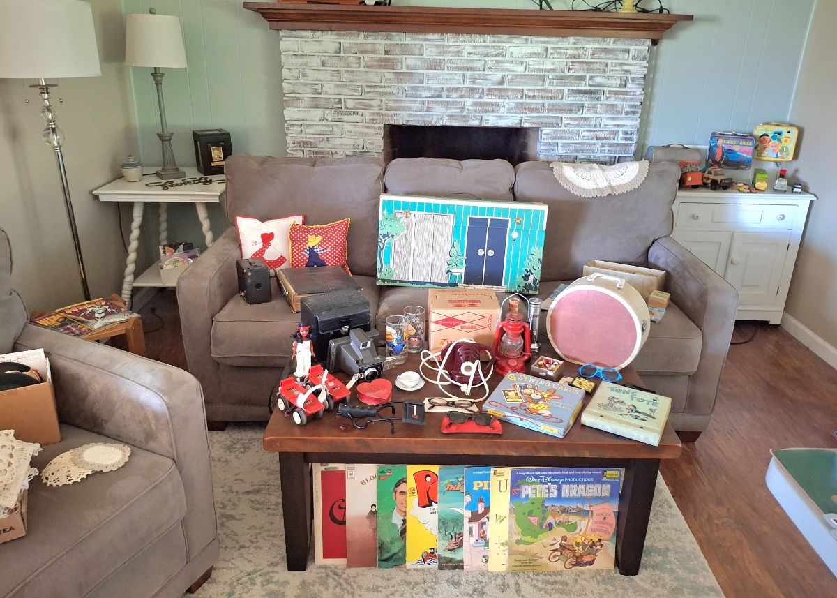 Lazyboy Couch I Excellent Condition! Lots of Vintage Goodies Here!