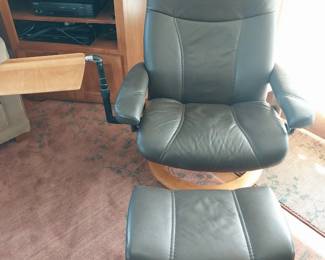 Ekornes Stressless - deep brown leather, excellent condition.