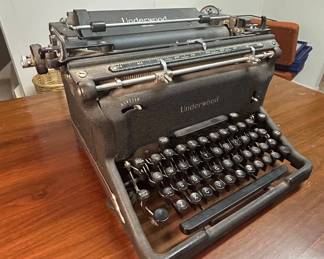 Lot #111 Vintage Underwood Standard Desktop Typewriter Black Cast Iron 1940s USA