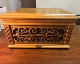 Lot #114 Crosley Record Player Turntable Wood Cabinet Retro Vinyl LP Built-In Speaker