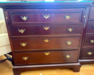 Craftique Furniture Mahogany Bachelors Chest
