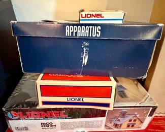 Lionel Model Train Building Kits Rico Station and Classic Street Set
