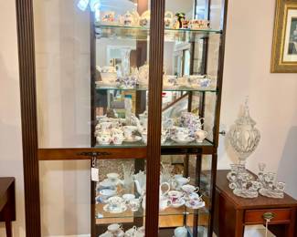 Pulaski Furniture Chippendale Style Curio Cabinet