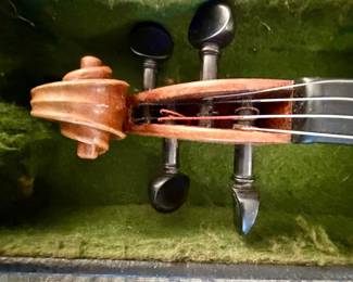 Student Violin Scroll and Pegbox