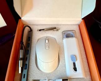 Generic Tech Accessory Gift Set
