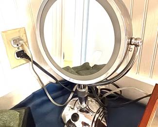 Lighted makeup mirror