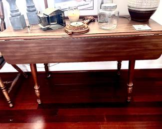 Drop leaf table