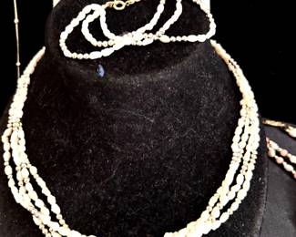 Freshwater pearl necklace and bracelet