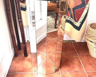 Mirror pedestals
