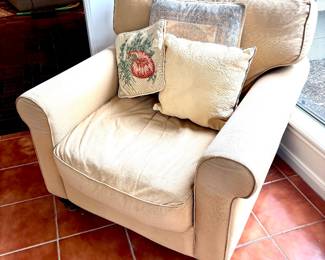 Roll arm easy chair