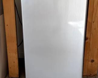Magic Chef HMR440SE 4.4 cubic foot mini fridge