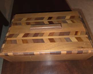 Vtg inlay lidded wooden box